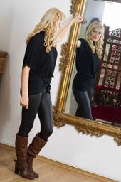 ragazza-bionda-con-stivali-marroni-allo-specchio-