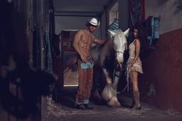 Uomo e donna con texani